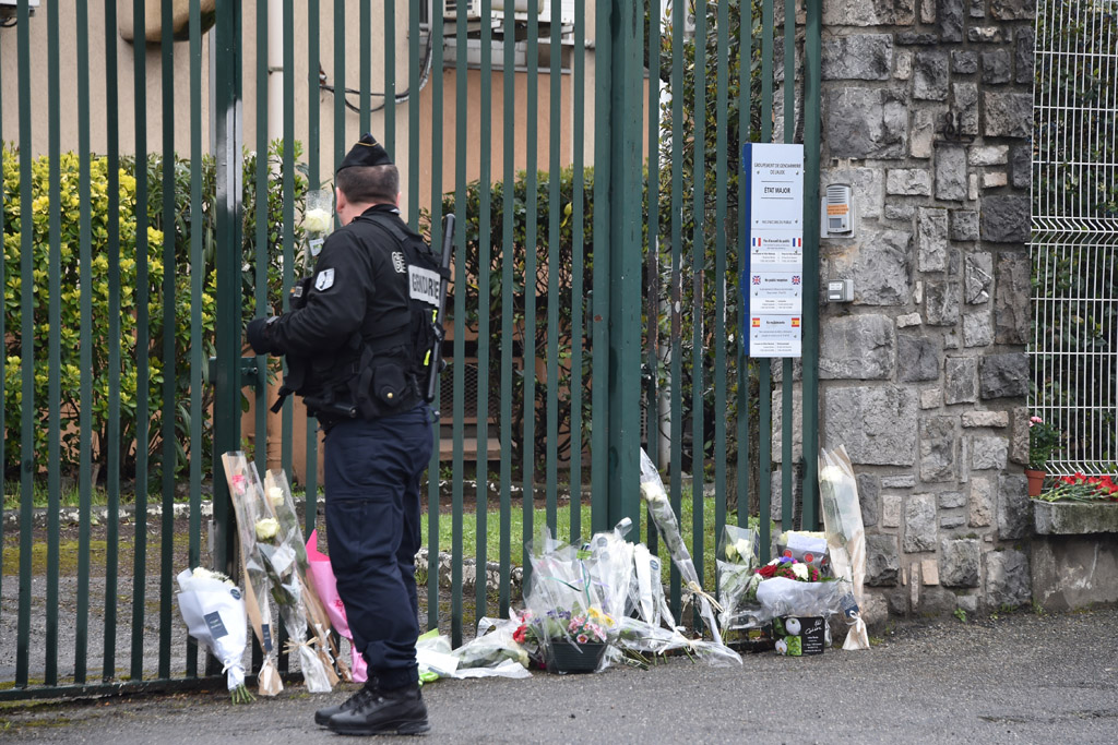 Nach Terroranschlag: Gendarm bewacht den Eingang zur Gendarmerie Nationale von Carcassonne (24.3.2018)