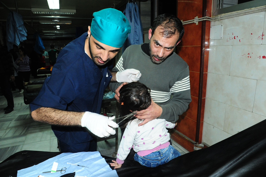 Behandlung eines Kleinkindes in einem Krankenhaus in Damaskus (Bild: Sana/AFP)