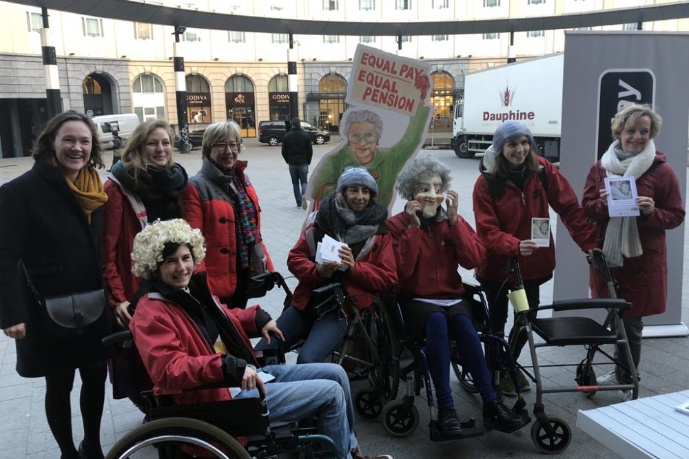 Equal Pay Day: "Omas" machen in Brüssel auf den Gehalts- und Pensionsunterschied zwischen Frauen und Männern aufmerksam