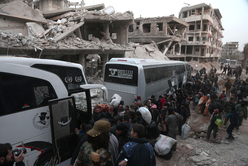 Syrische Zivilisten verlassen Ost-Ghuta (Bild: Abdulmonam Eassa/AFP)