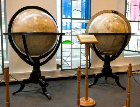 Zwillingsgloben von Heinrich Kiepert aus den Jahren 1883 (r.) und 1892 (Bild vom 6.10.2009)