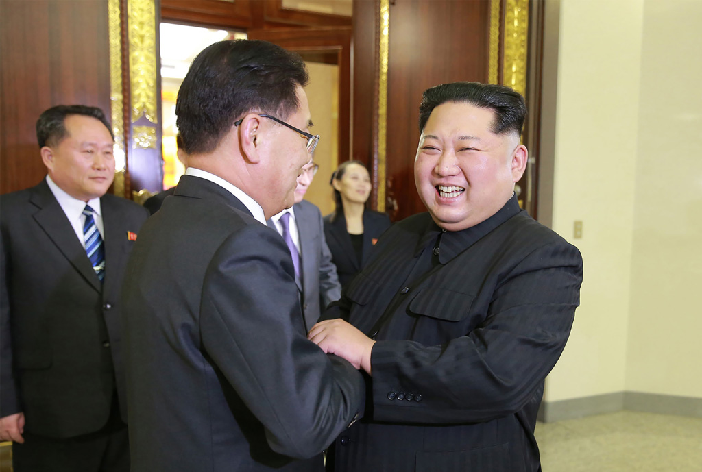 Nordkoreas Machthaber Kim Jong Un mit General Chung Eui Yong aus Südkorea (Bild: KCNA/AFP)