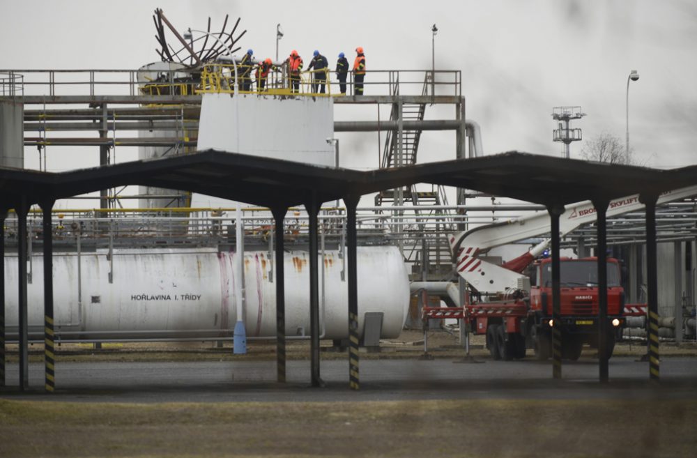 Nach Expolsion: Feuerwehrleute auf einem Teil der Raffinerie der Firma Unipetrol in der tschechischen Stadt Kralupy (22.3.2018)