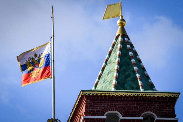 uns präsidentenbüro die fahne über dem präsidentenbüro am kreml weht auf halbmast bild yuri kadobnov russland trauert nach kaufhausbrand mit dutzenden toten kindern uns präsidentenbüro die fahne über dem präsidentenbüro am kreml weht auf halbmast bild yuri kadobnov russland trauert nach kaufhausbrand mit dutzenden toten kindern