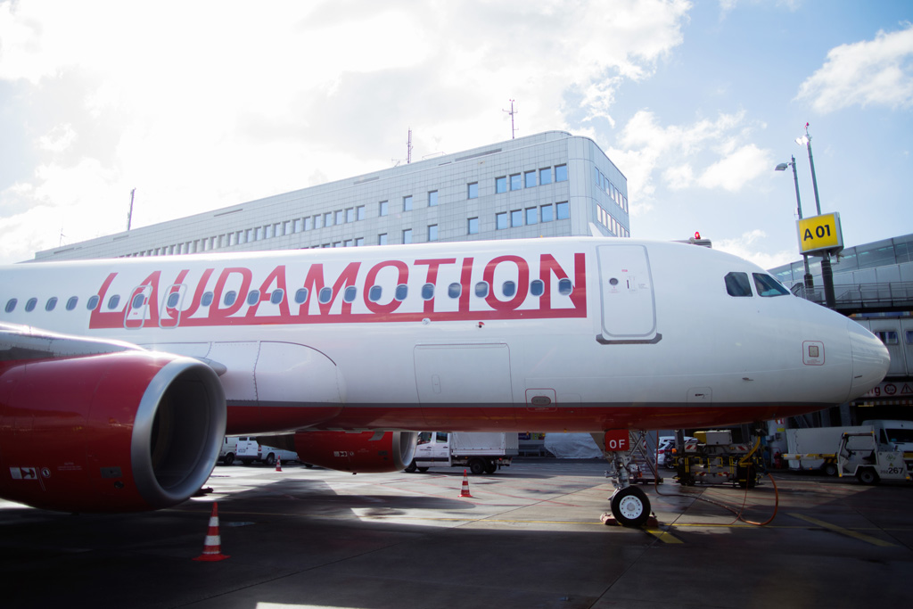 Laudamotion-Flugzeug am Flghafen in Düsseldorf