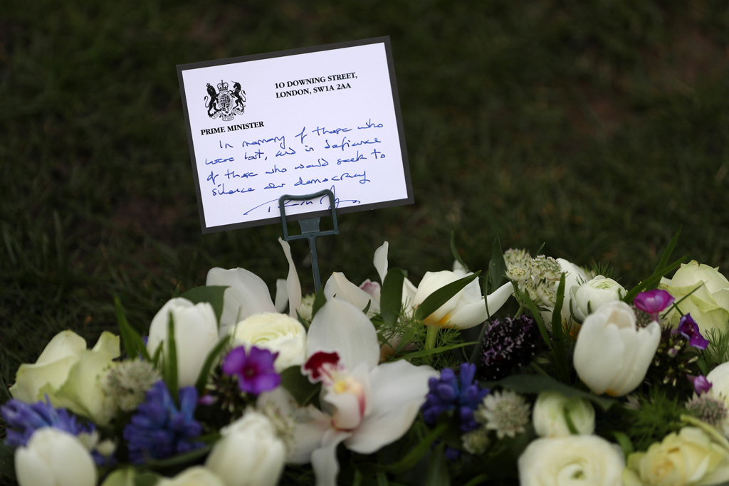 Nach Terroranschlägen am 22.3.2017 in London: Blumenstrauß mit Nachricht von Theresa May