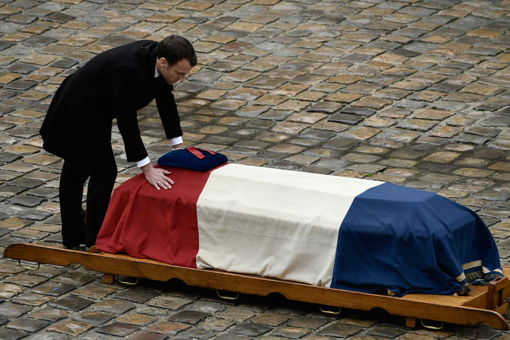 Macron ehrt den von einem islamistischen Attentäter getöteten Polizei-Offizier Arnaud Beltrame