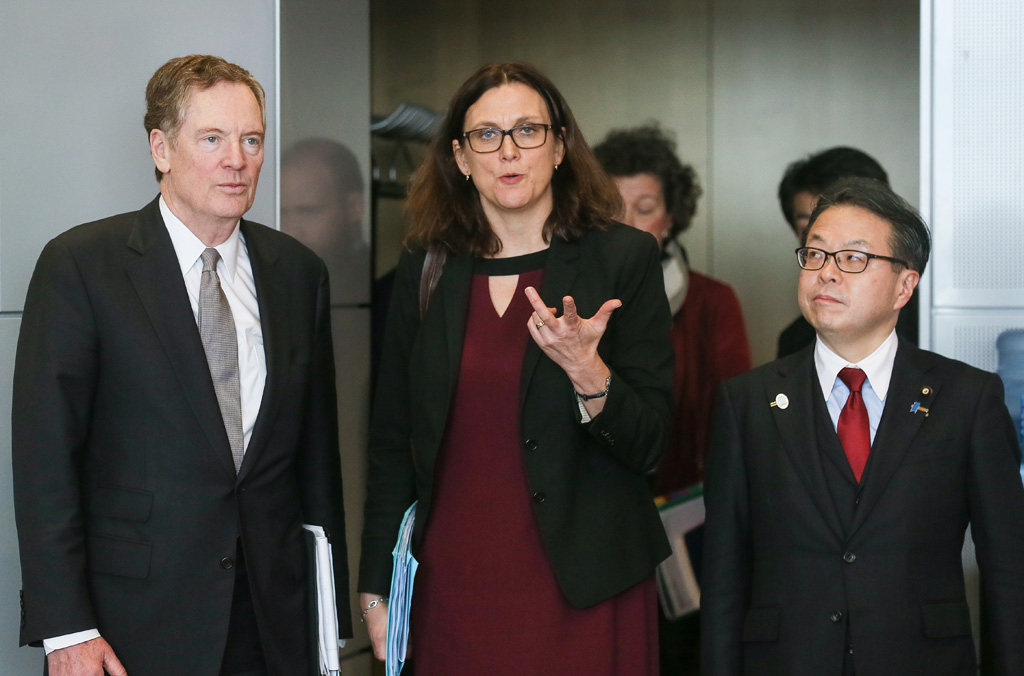 EU-Kommissarin Cecilia Malmström mit US-Vertreter Robert Lighthizer (l.) und Japans Wirtschaftsminister Hiroshige Seko (Bild: Stephanie Lecocq/AFP)