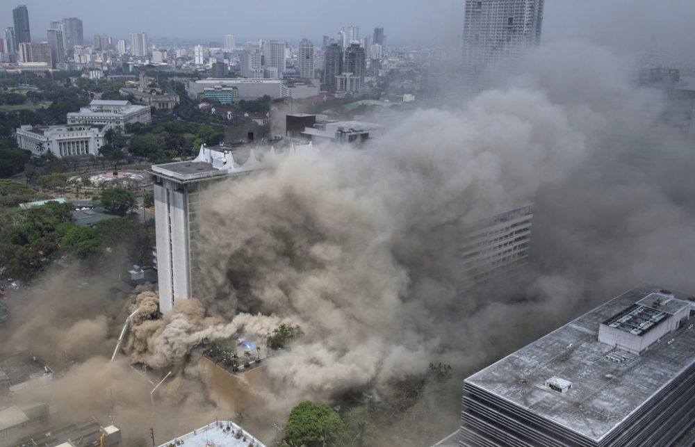 Touristenhotel auf den Philippinen in Flammen