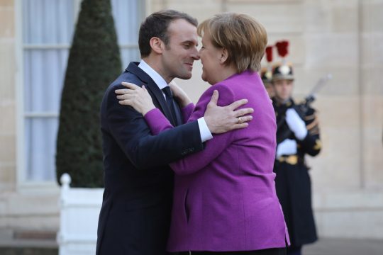 Macron und Merkel beim Treffen im Elysée-Palast in Paris (Bild: Ludovic Marin/AFP)