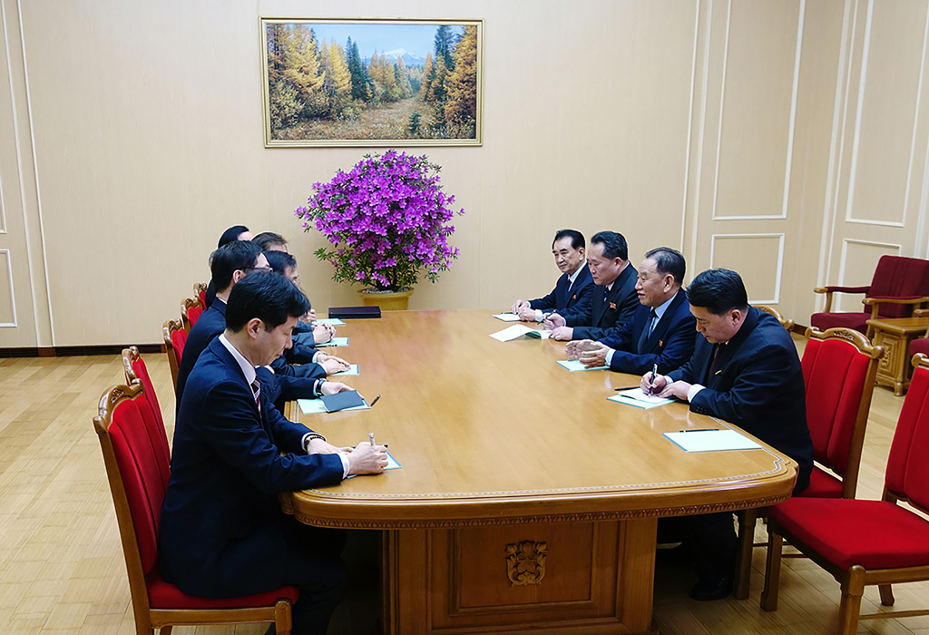 Delegation aus Südkorea bei einem Treffen mit dem nordkoreanischen General Kim Yong Chol in Pjöngjang