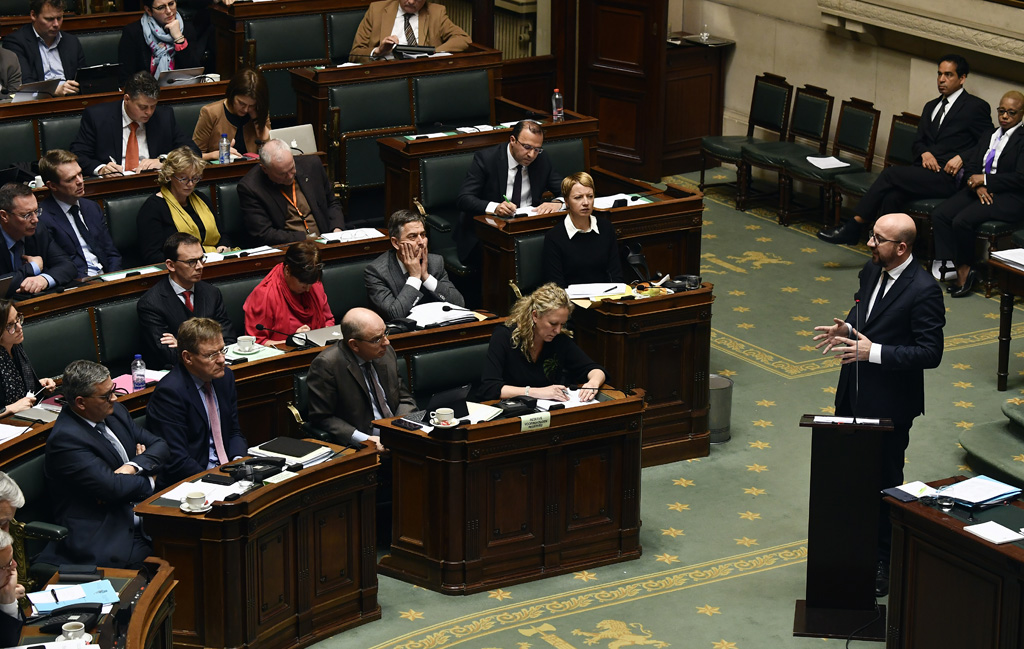 Premierminister Charles Michel (r.) am 22.3.2018 vor dem Parlament