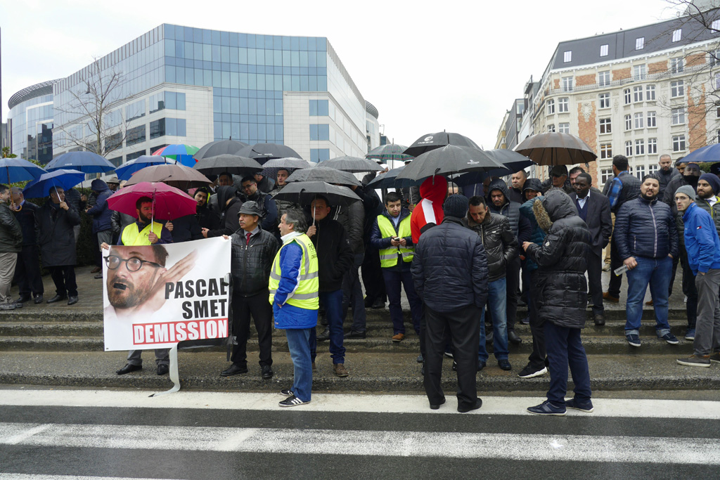 Protestaktion der Brüsseler Taxifahrer (Bild: Ophelie Delarouzee/Belga)