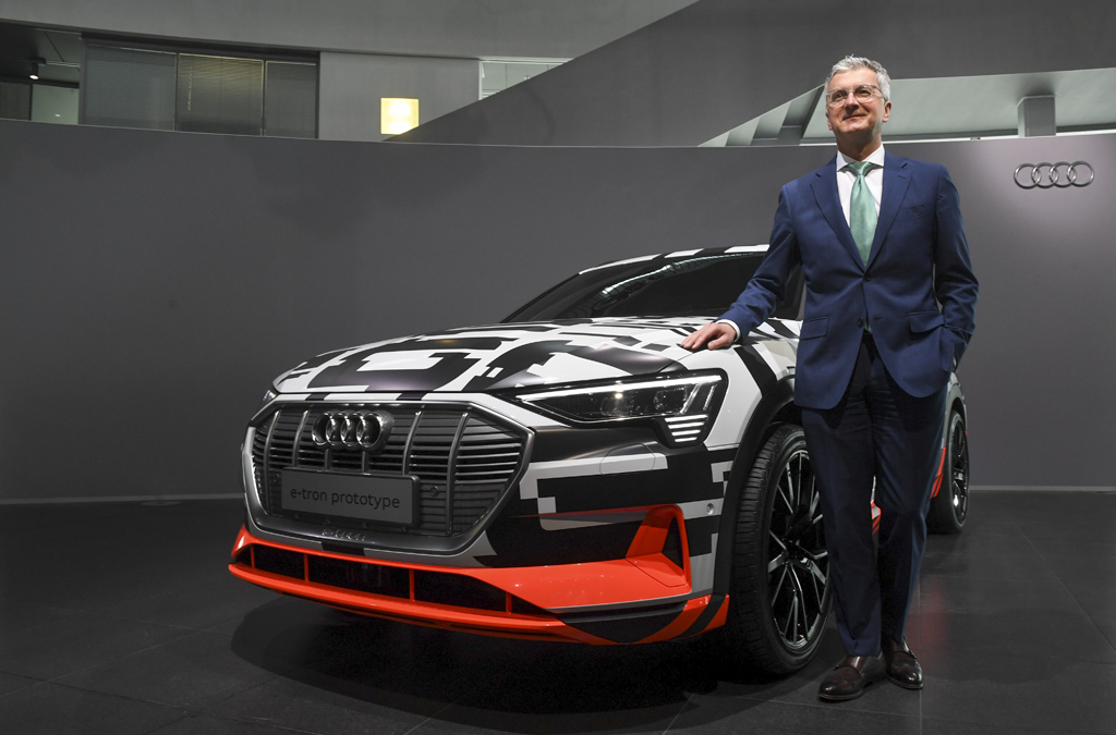 Audi-Chef Rupert Stadler am 15.3.2018 in Ingolstadt neben einem e-tron