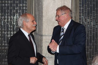 Jürgen Linden und Raerens Bürgermeister Hans-Dieter Laschet (Bild: Michaela Brück/BRF)