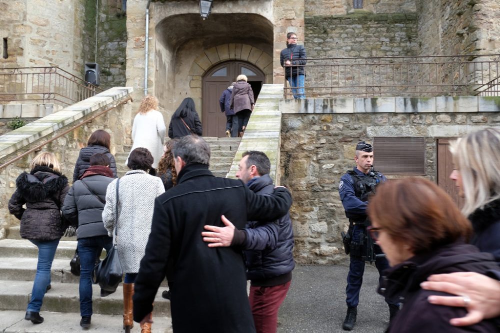 Trauergäste bei ihrer Ankunft in der Kirche von Trèbes (Bild: Eric Cabanis/AFP)