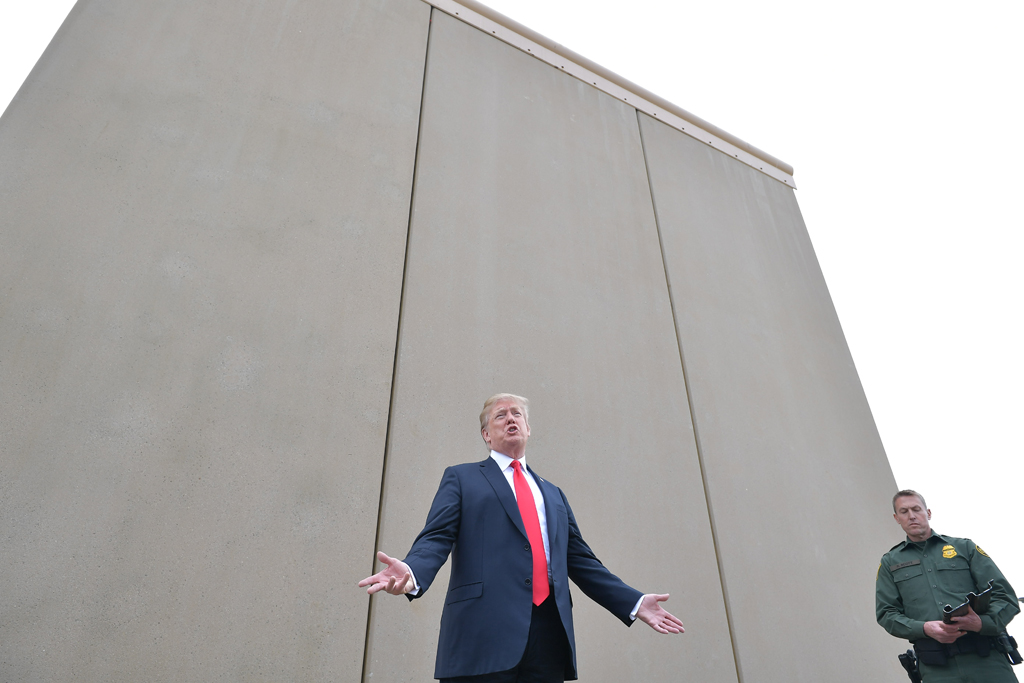 US-Präsident Donald Trump vor einem der Mauer-Prototypen (Bild: Mandel Ngan/AFP)