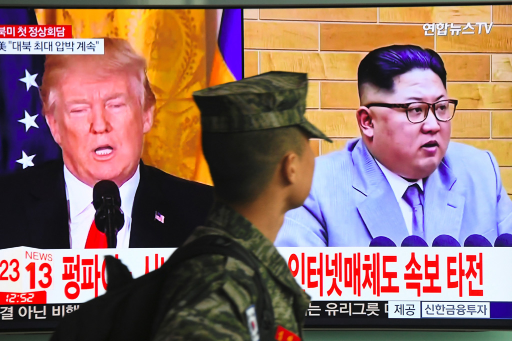 US-PräsidentTrump (l.) und Kim Jong Un