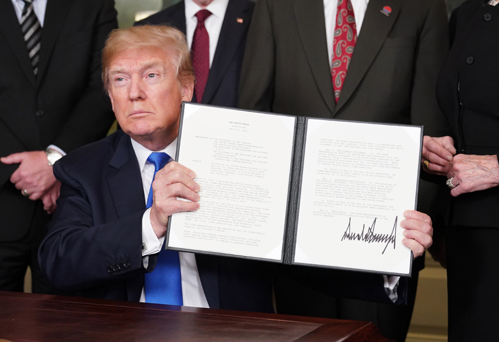 US-Präsident Donald Trump mit dem unterzeichneten Dekret zu den Strafzöllen für China (22.3.2018)