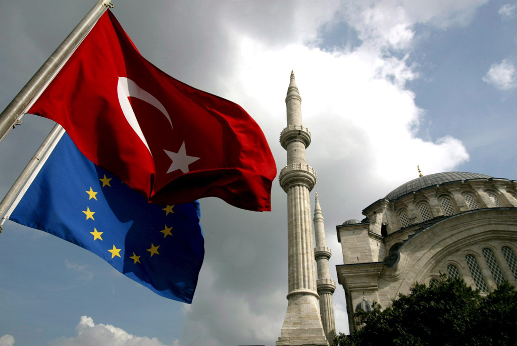 Die Fahnen von EU und Türkei in Istanbul (Illustrationsbild: Tolga Bozoglu/EPA)