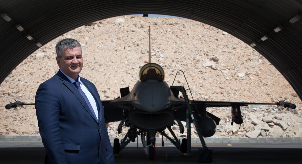 Verteidigungsminister Steven Vandeput vor einem F-16-Kampfjet in Jordanien (Archivbild: Benoît Doppagne/Belga)