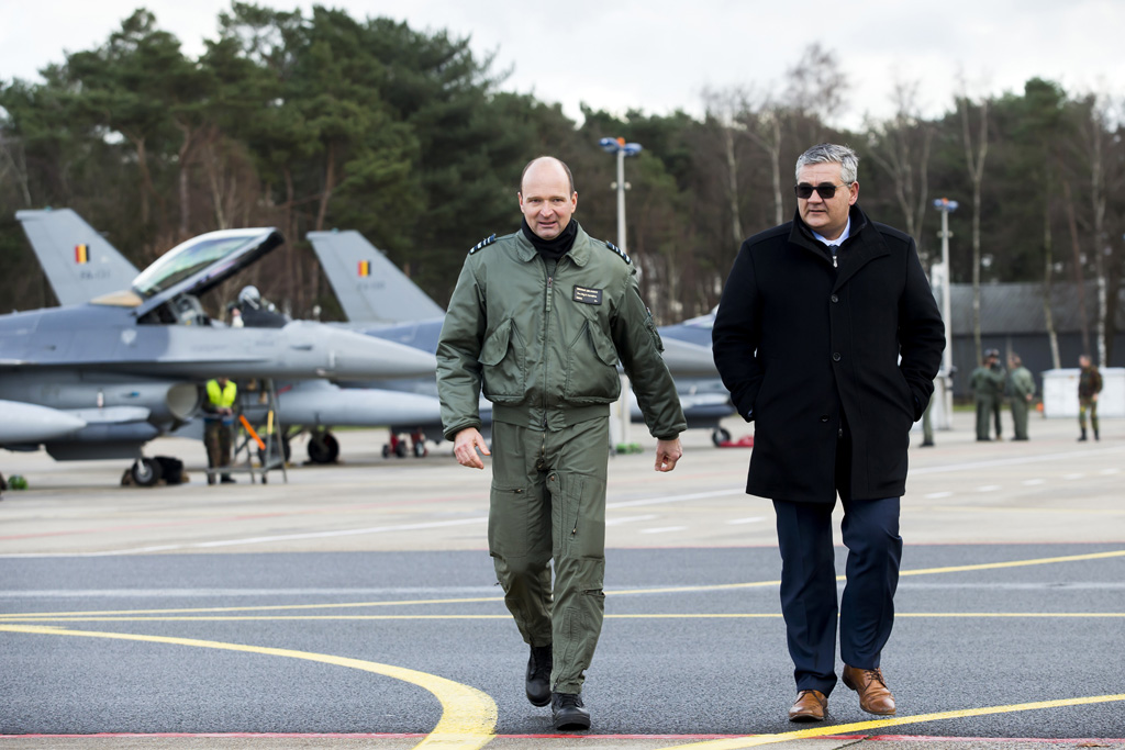 Frederik Vansina, Oberbefehlshaber der Luftstreitkräfte, und Verteidigungsminister Steven Vandeput (Bild: Kristof Van Accom/Belga)
