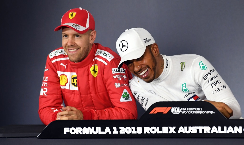 Sebastian Vettel und Lewis Hamilton bei der Pressekonferenz nach dem ersten Qualifying der Saison