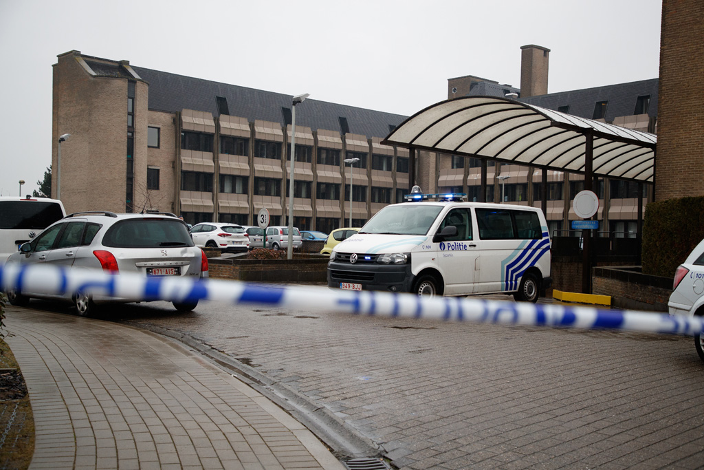 Veurne: Frau vor Gerichtsgebäude niedergestochen - Polizei riegelt Parkplatz ab (7.3.2018)