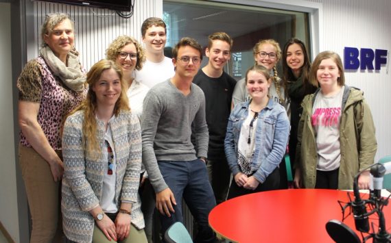Auch ein Besuch im BRF gehörte zum Austauschprogramm: (V.l.n.r.) Anita Truyers (SFC), Hanna Loewenau (PDS), Luca Kalscheuer (RSI), Max Bosmans (SFC), Lea Klöcker (PDS), Marie Vandezande (SFC), Julia Trost (RSI), Mathias Vanderstraeten (SFC), Marie Schanz (RSI), Luna Konings (SFC) (Bild: Renate Ducomble/BRF)