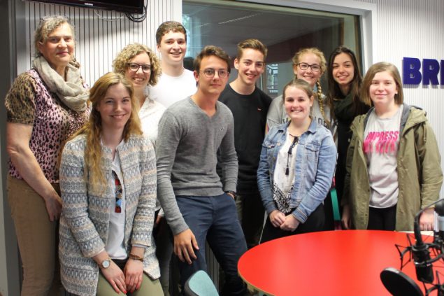 Auch ein Besuch im BRF gehörte zum Austauschprogramm: (V.l.n.r.) Anita Truyers (SFC), Hanna Loewenau (PDS), Luca Kalscheuer (RSI), Max Bosmans (SFC), Lea Klöcker (PDS), Marie Vandezande (SFC), Julia Trost (RSI), Mathias Vanderstraeten (SFC), Marie Schanz (RSI), Luna Konings (SFC) (Bild: Renate Ducomble/BRF)