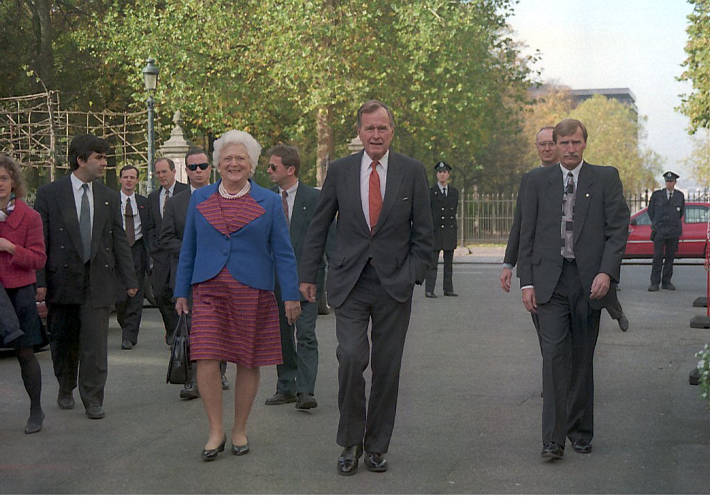Barbara und H.W. Bush bei einem Besuch in Belgien (1996)