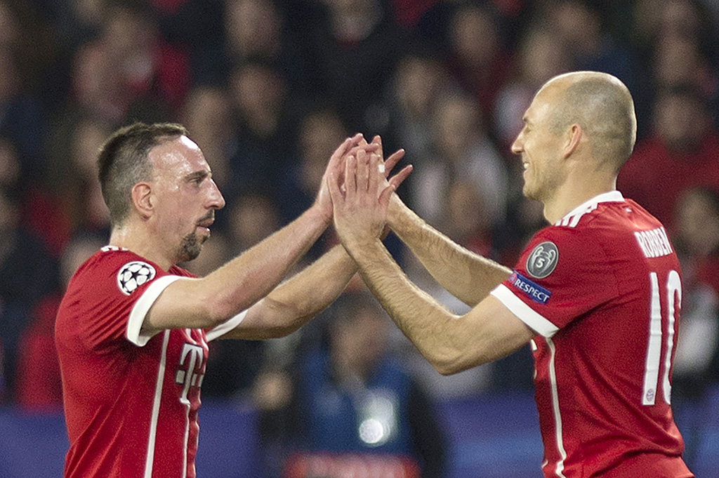 Franck Ribery und Arjen Robben feiern den zweiten Bayern-Treffer in Sevilla