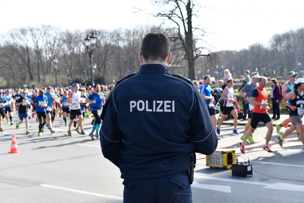 Polizist beim Halb-Marathon von Berlin