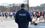 Polizist beim Halb-Marathon von Berlin