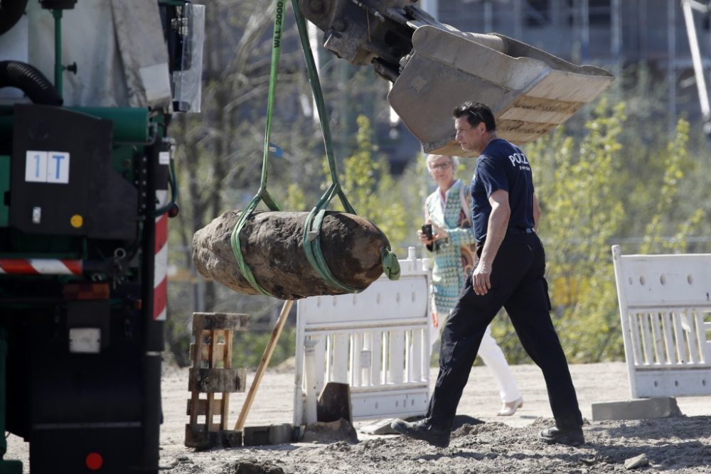 Deutscher Polizist neben der in Berlin entschärften Fliegerbombe (20.4.2018)