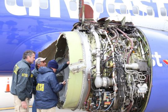 Experten ungersuchen die Boeing 737 der US-Gesellschaft Southwest (18.4.2018)
