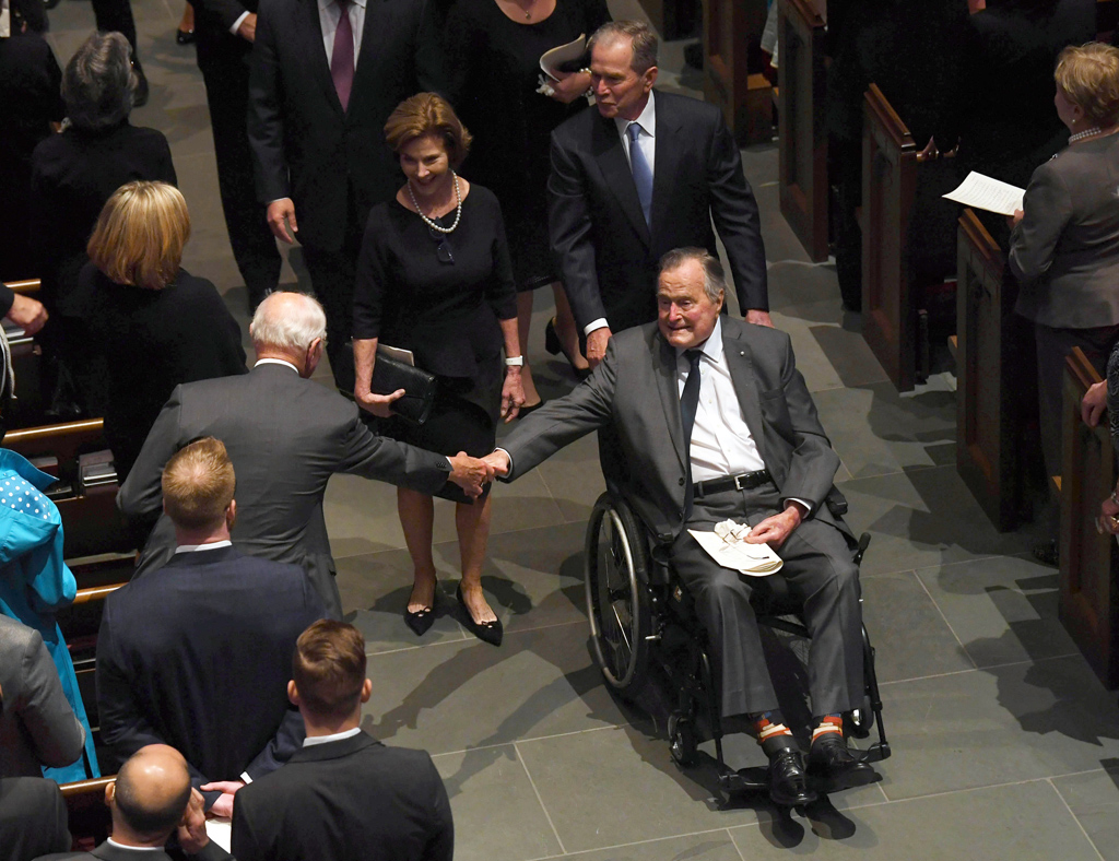 George H.W. Bush im Rollstuhl