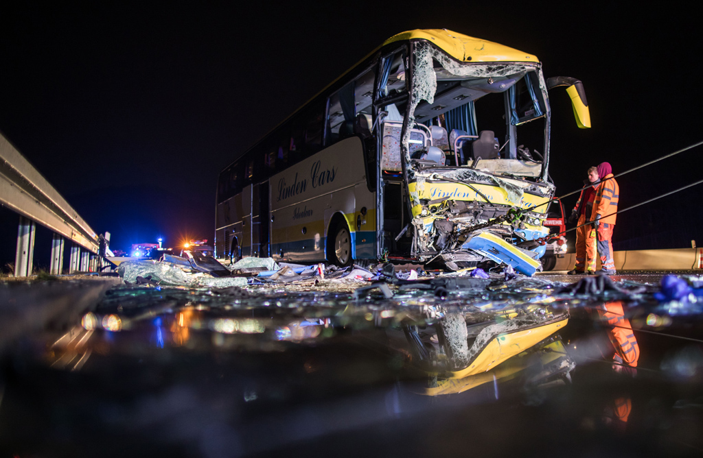 Busunfall bei Aschaffenburg (Bild: Frank Rumpenhorst/DPA/AFP)