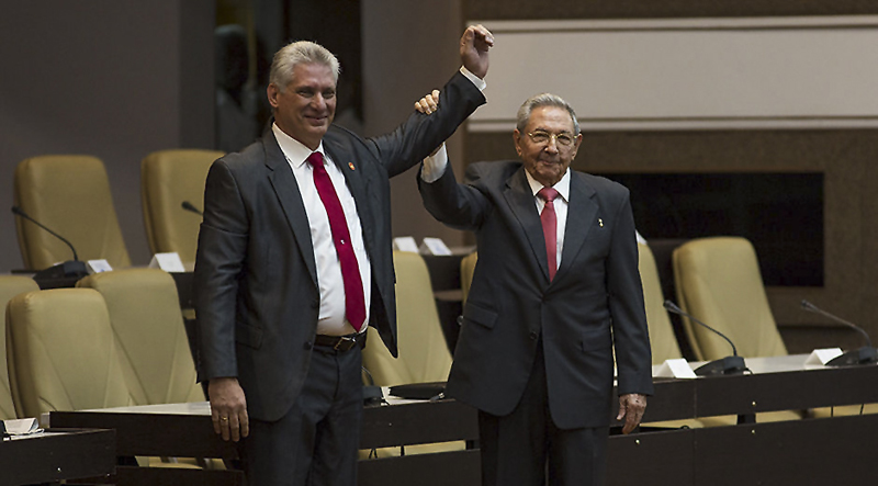Raul Castro (r.) mit seinem Nachfolger Miguel Diaz-Canel (Archivbild: Cubadebate.cu/AFP)