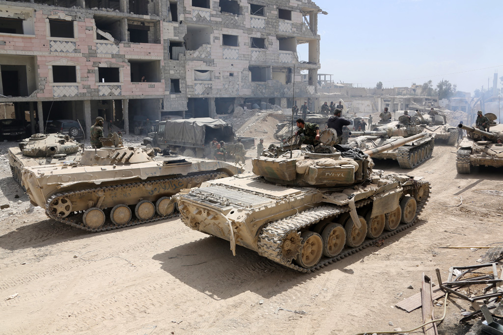 Soldaten der syrischen Armee beim Vordringen in die syrische Stadt Duma (Bild: Stringer/AFP)