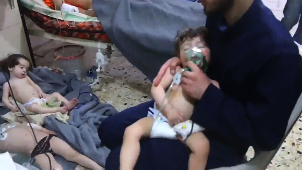 Verletzte Kinder nach dem Giftgas-Angriff in Duma (Bild: Syria Civil Defence/AFP)