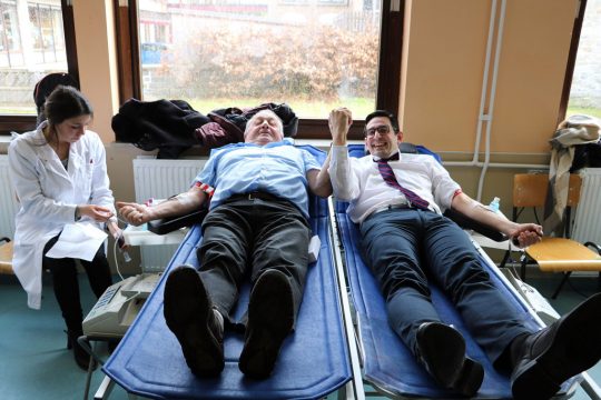 Zu seiner letzten Blutspende wurde Lucien Espreux von Gesundheitsminister Antoniadis begleitet (Bild: Kabinett Antoniadis)