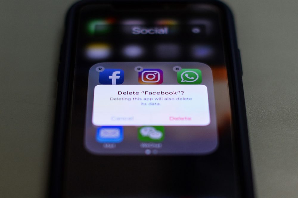 Facebook auf dem Smartphone (Bild: Chandan Khanna/AFP)