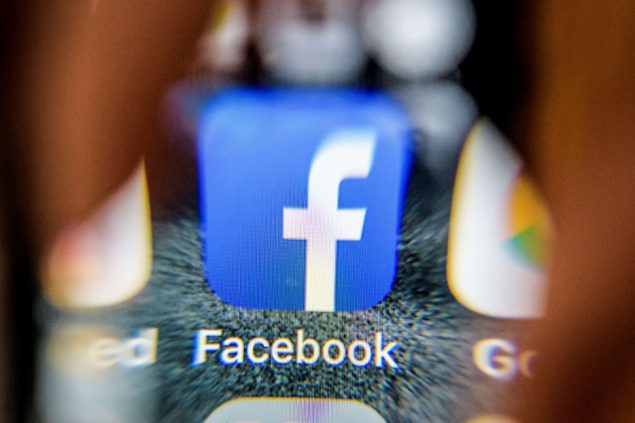 Facebook-App auf einem Handy (Illustrationsbild: Mladen Antonov/AFP)