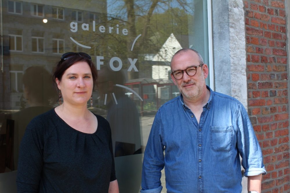 Michael Bohn und Sabine Rixen (l.) vor der "Galerie Fox" in der Eupener Unterstadt (Bild: Lena Orban/BRF)