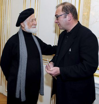 Robert Menasse (r.) mit dem israelischen Schriftsteller Elazar Benyoetz (Archivbild: Helmut Fohringer/EPA)