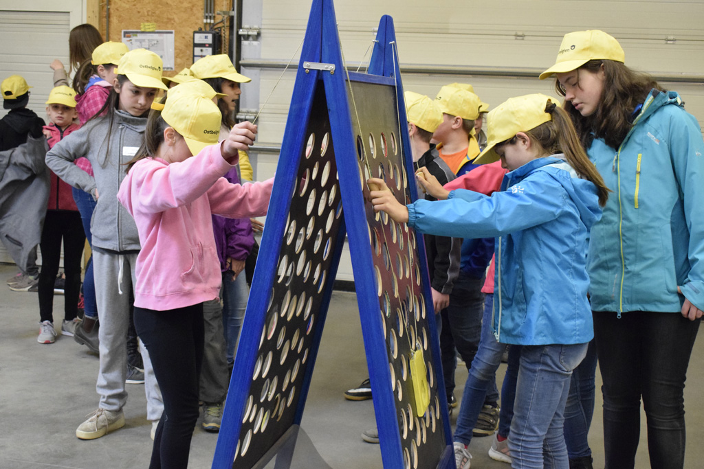 Holzolympiade: Kinder entdecken das Holzhandwerk (Bild: Raffaela Schaus/BRF)
