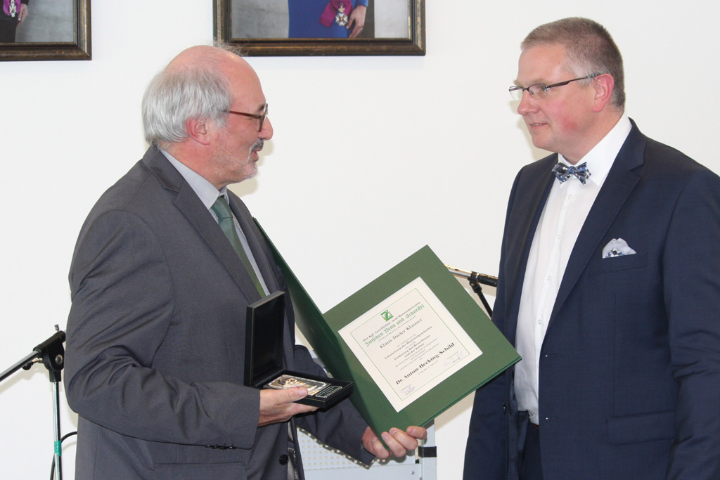 Klaus-Dieter Klauser (l.) erhält das Anton-Hecking-Schild aus den Händen von ZVS-Präsident Jens Giesdorf