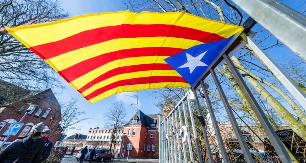 Katalanische Flagge vor der Justizvollzugsanstalt in Neumünster (Bild: Markus Scholz/DPA/AFP)