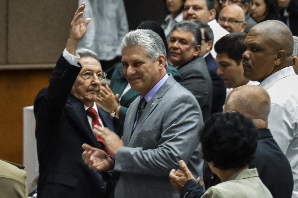 Raul Castro (links) und Miguel Diaz-Canel im Parlament